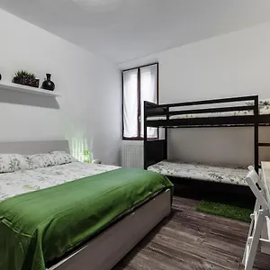 Stayeasy Fara12 - Station & Downtown Walking Distance Milan